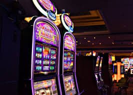 wing88 mobile app home screen showing slot games and sports betting options